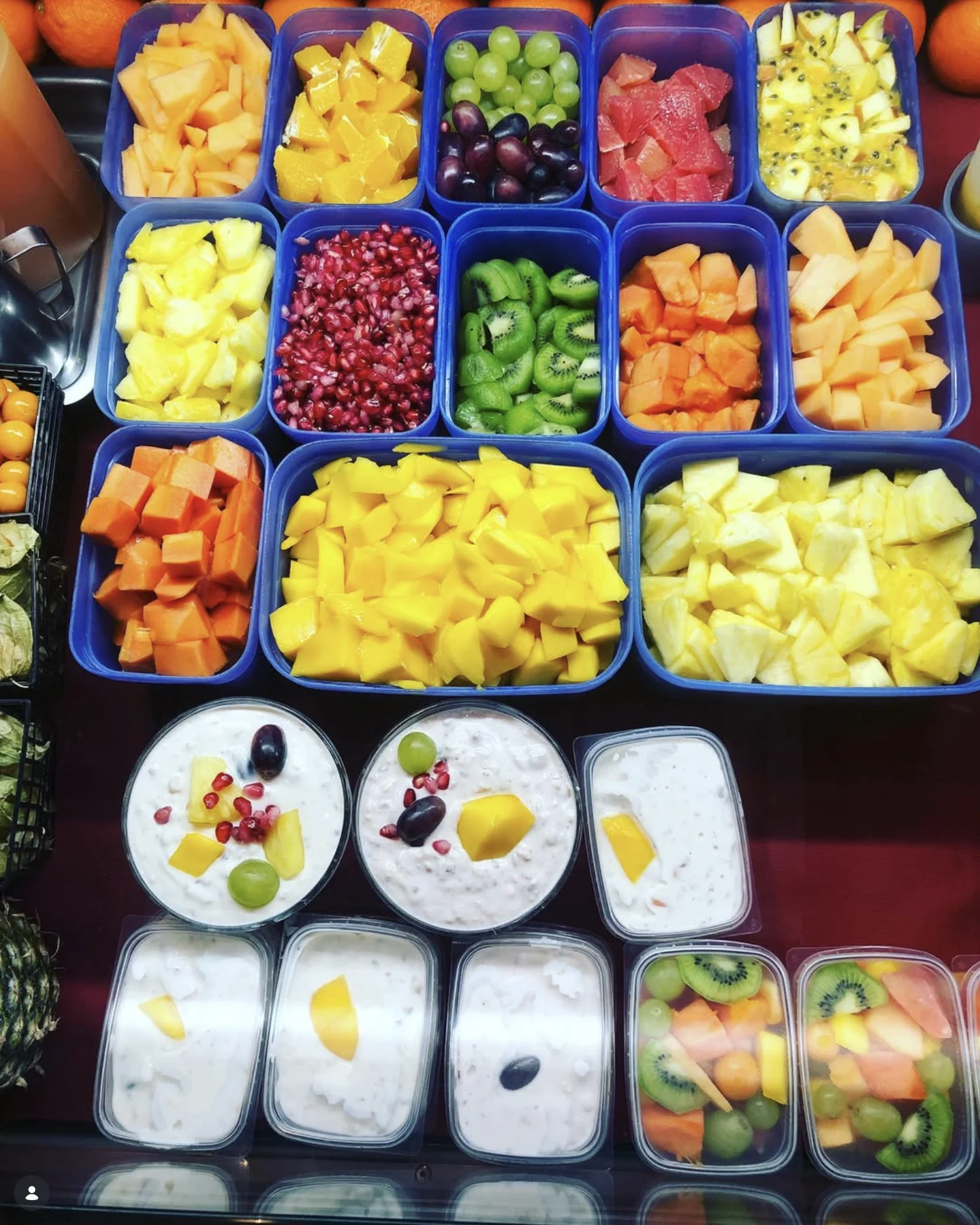 Frische Obstsorten in der Theke — Melone, Mango, Granatapfel, Kiwi und mehr