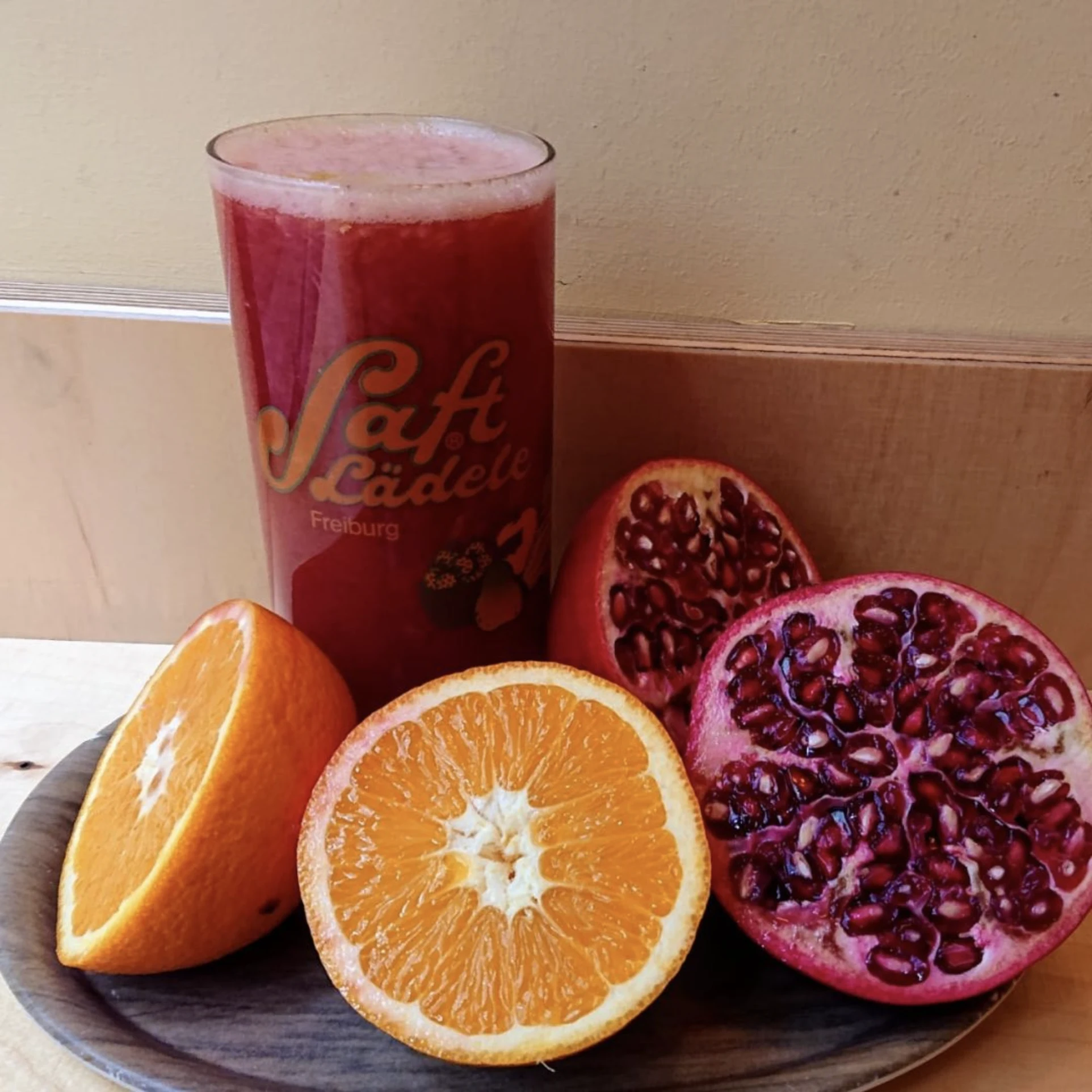 Frisch gepresster Granatapfel-Orangen-Saft im Saft Lädele Glas